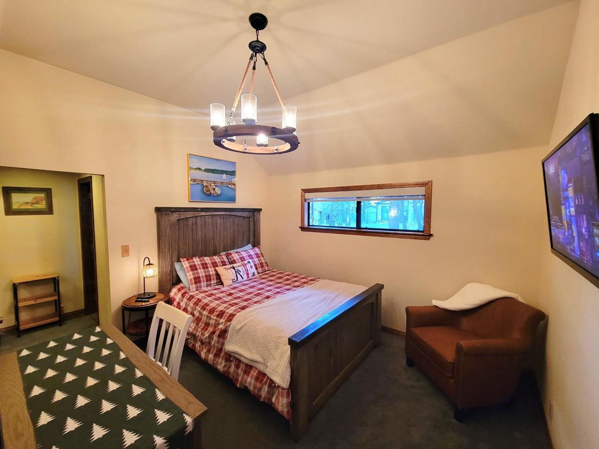 Four Seasons Getaway-Private Hot Spa With Pine Tree Views-Walk To Village And Pineknot Trailhead-Plus King Bed! Big Bear Lake Exterior foto